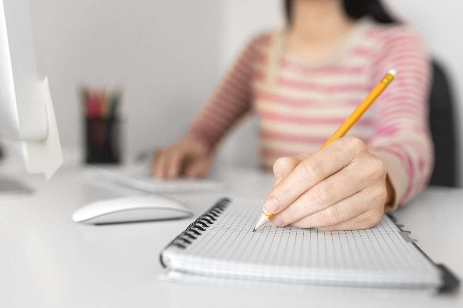 Team di lavoro durante una sessione di collaborazione presso gli uffici volenquira a Taranto