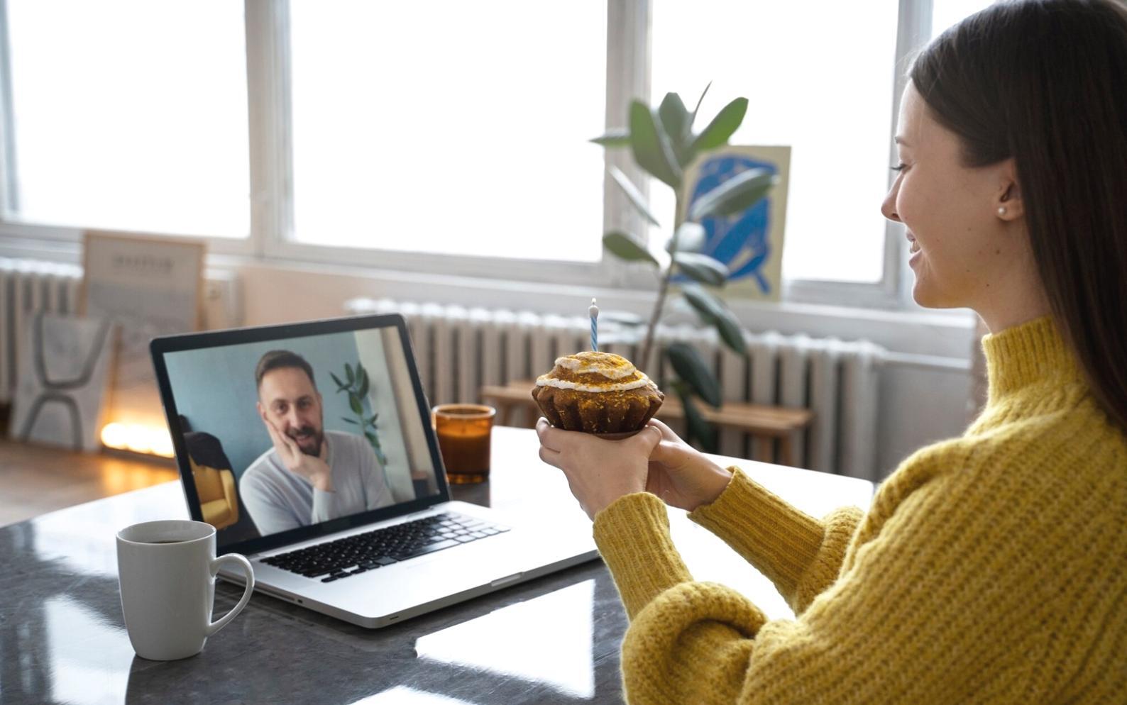 Professionista che analizza dati finanziari con strumenti digitali moderni