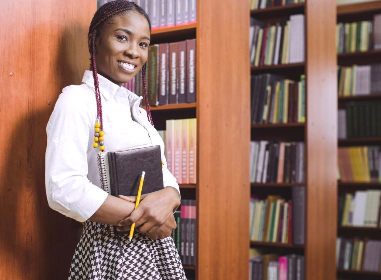 Consulente finanziario che lavora con strumenti digitali per analisi clienti