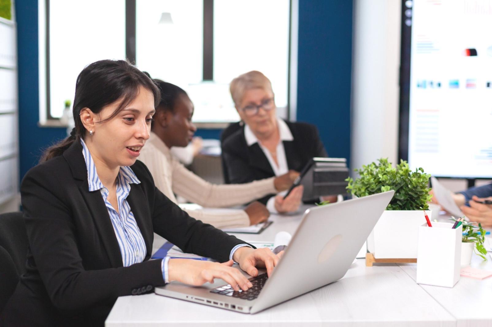 Professionisti finanziari che collaborano nella gestione delle relazioni con i clienti